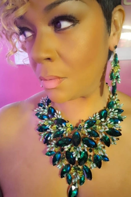 Ave Necklace Set